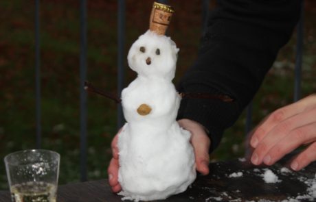 Schneemann mit Sektglas